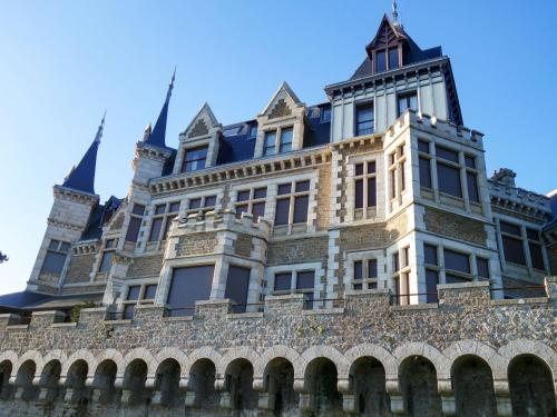 - un grand château au-dessus d'un mur dans l'établissement Studio La Garde by Interhome, à Dinard