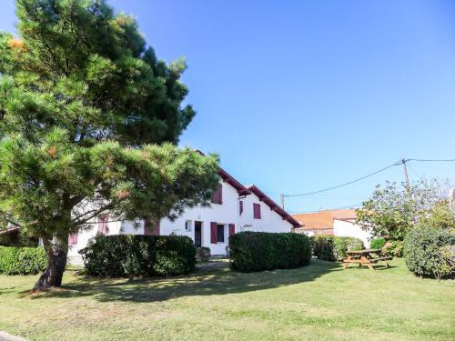une maison avec un arbre et une table de pique-nique dans l'établissement Apartment Amigorena-1 by Interhome, à Bidart