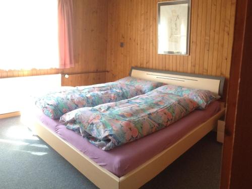 Bett in einem Zimmer mit in der Unterkunft Apartment Sunnegruess by Interhome in Adelboden