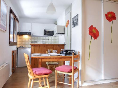 une petite cuisine avec une table et deux chaises dans l'établissement Studio Champraz-14 by Interhome, à Chamonix-Mont-Blanc