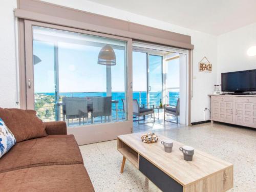 Televízia a/alebo spoločenská miestnosť v ubytovaní Apartment Indalo by Interhome