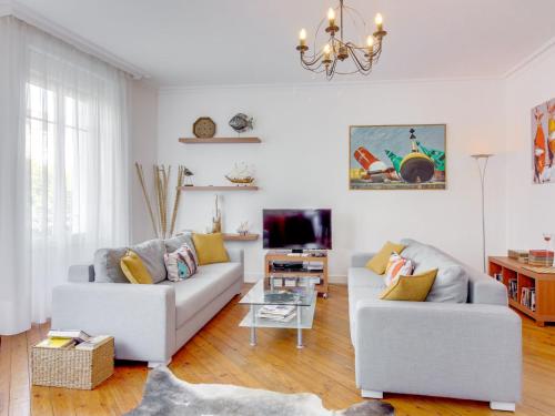 sala de estar con 2 sofás y TV en Apartment L'écluse-1 by Interhome, en Dinard