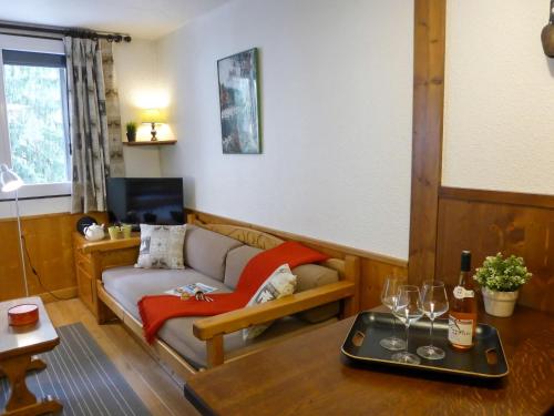 een woonkamer met een bank en een tafel bij Apartment Jonquilles-14 by Interhome in Chamonix-Mont-Blanc