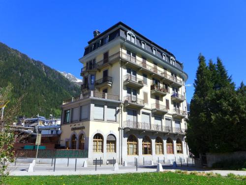 un grand bâtiment en face d'une montagne dans l'établissement Apartment Le Carlton-7 by Interhome, à Chamonix-Mont-Blanc