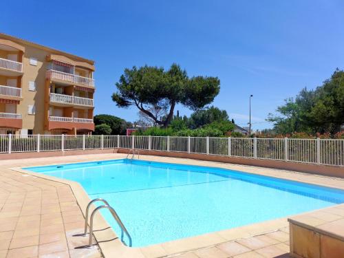 - une piscine en face d'un immeuble dans l'établissement Apartment Le Panama-3 by Interhome, à Saint-Aygulf