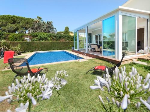 un jardín con piscina y una casa en Holiday Home Amsterdam by Interhome, en Palamós