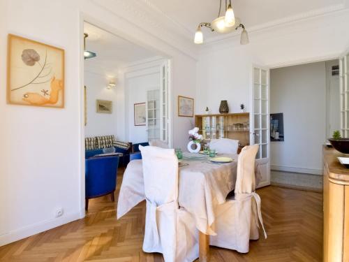 une salle à manger avec une table et des chaises dans l'établissement Apartment Le Rossini by Interhome, à Nice