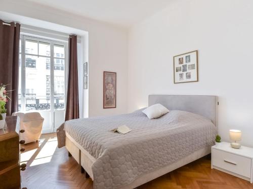 une chambre blanche avec un lit et une fenêtre dans l'établissement Apartment Le Rossini by Interhome, à Nice