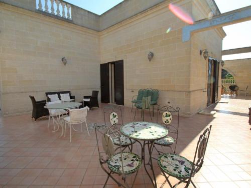 une terrasse avec des tables, des chaises et un frisbee dans l'établissement Villa Alberto by Interhome, à Marina di Lizzano