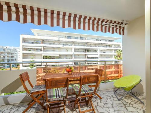 - un balcon avec une table et des chaises dans l'établissement Apartment Villa Lerins-6 by Interhome, à Cannes