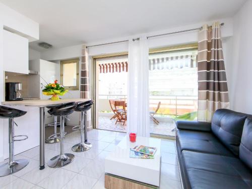 une cuisine et un salon avec un canapé et une table dans l'établissement Apartment Villa Lerins-6 by Interhome, à Cannes