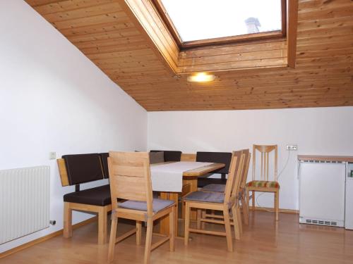 ein Esszimmer mit einem Tisch, Stühlen und einem Fenster in der Unterkunft Apartment Quadratsch by Interhome in Pians