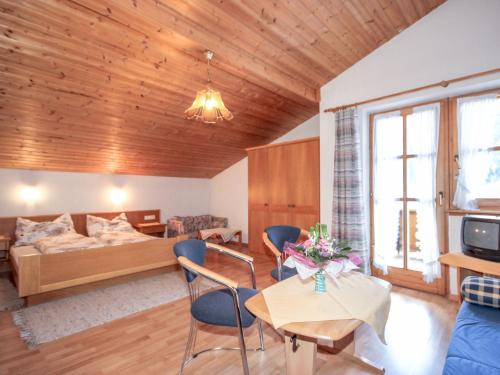 Televízia a/alebo spoločenská miestnosť v ubytovaní Apartment Quadratsch by Interhome