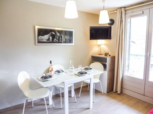 een witte eetkamer met een witte tafel en stoelen bij Apartment Blanc Neige by Interhome in Chamonix-Mont-Blanc