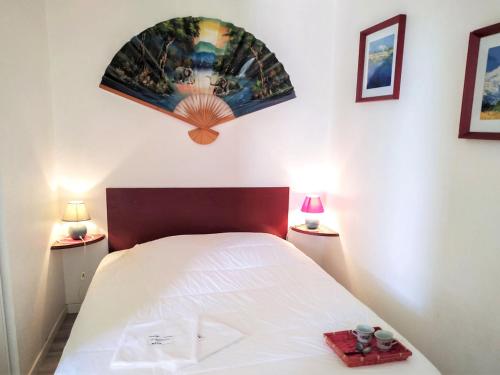 ein Schlafzimmer mit einem weißen Bett mit zwei Lampen in der Unterkunft Apartment Hego Alde by Interhome in Bidart