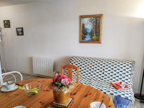 ein Wohnzimmer mit einem Tisch und einem Sofa in der Unterkunft Apartment Hego Alde by Interhome in Bidart