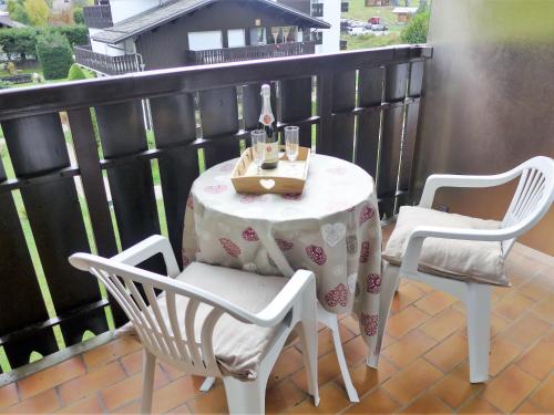 - un balcon avec une table et deux chaises dans l'établissement Apartment Clos du Savoy-23 by Interhome, à Chamonix-Mont-Blanc