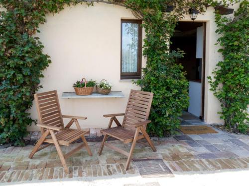 2 sillas sentadas en un patio con ventana en Studio General Massena - NAZ109 by Interhome, en Bene Vagienna