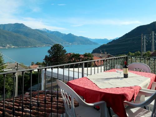- une table sur un balcon avec vue sur le lac dans l'établissement Apartment La Trave - SZZ217 by Interhome, à Stazzona