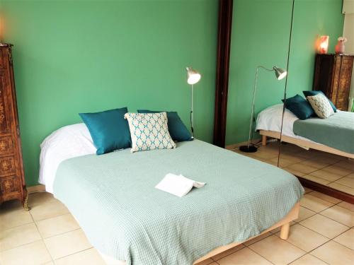 une chambre avec un lit aux murs bleus dans l'établissement Apartment Le Fronton-1 by Interhome, à Bidart