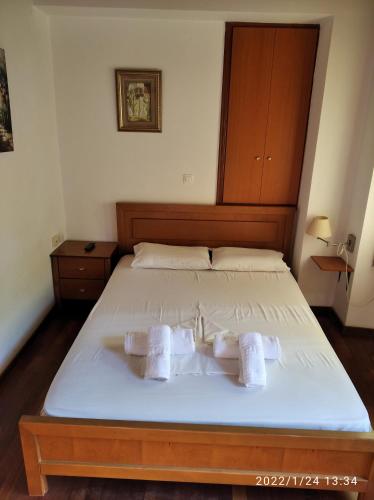 1 dormitorio con 1 cama con toallas en Stefanos, en Meyisti