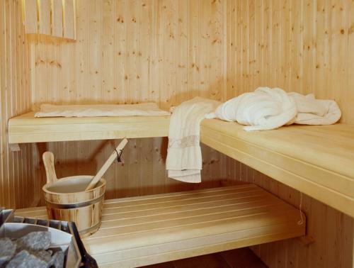 a sauna with two beds and a bucket and towels at Beim Rottmeister in Reit im Winkl