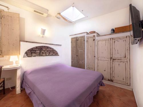 sypialnia z fioletowym łóżkiem w pokoju w obiekcie Apartment Palazzo Antiche Porte-1 by Interhome w Rimini