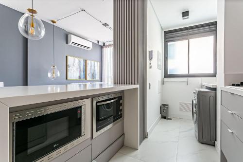 une cuisine avec un évier et un lave-vaisselle dans l'établissement WI-FI 300MB | Rooftop com Piscina em Jurerê #JA15, à Florianópolis