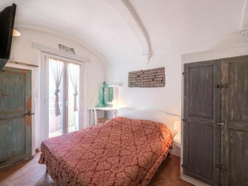 1 dormitorio con 1 cama con manta roja en Apartment Palazzo Antiche Porte-2 by Interhome en Rímini