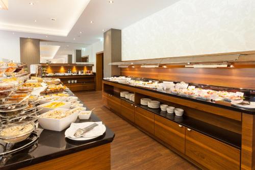 Makanan di atau berdekatan hotel