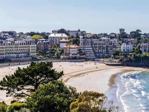 una playa frente a una ciudad con edificios en Apartment Château des Deux Rives by Interhome, en Dinard