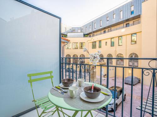 - une table sur un balcon avec 2 tasses de café dans l'établissement Apartment Wilson by Interhome, à Nice