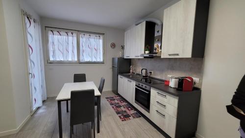 a small kitchen with a table and a counter top at Le Rondini in Barlassina