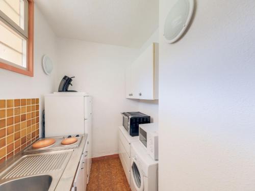 une cuisine avec un évier et un réfrigérateur dans l'établissement Studio Les Amphores-5 by Interhome, à Saint-Aygulf