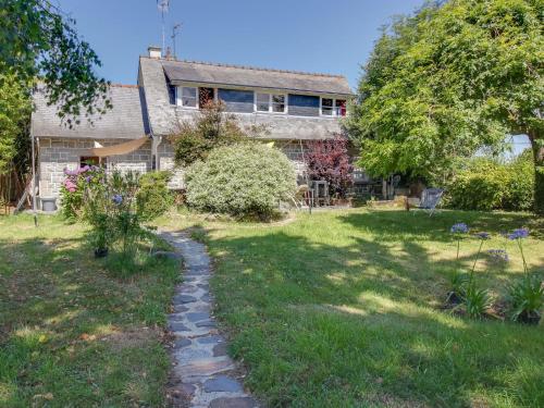 une maison avec un jardin et un chemin dans l'établissement Holiday Home La Roche Blanche by Interhome, à Port Blanc