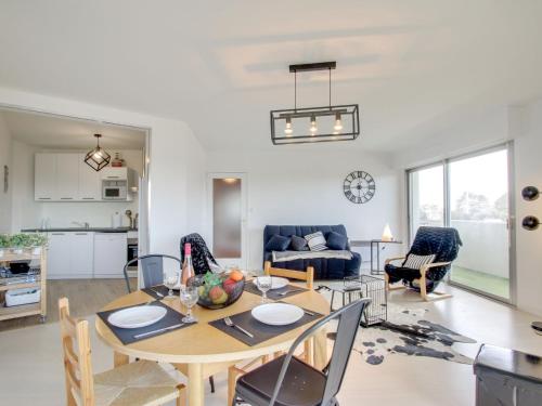 Port Blanc的住宿－Apartment Port Blanc by Interhome，用餐室以及带桌椅的起居室。
