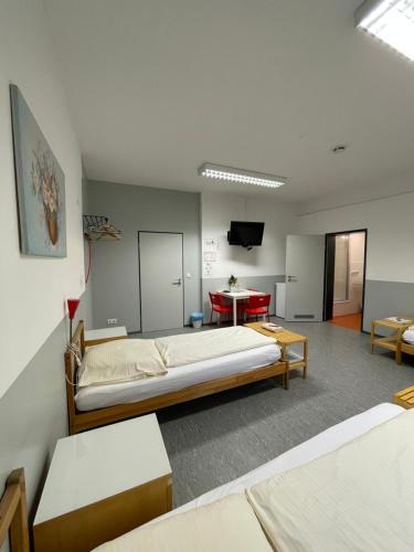 Schlafzimmer mit einem Bett und einem roten Tisch in der Unterkunft Pension Messe in Feldkirchen