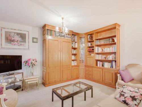 una sala de estar con una gran estantería de madera. en Apartment Le Hoche by Interhome, en Dinard