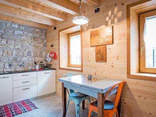 Kuchyň nebo kuchyňský kout v ubytování Apartment Albergo Diffuso - Cjasa Ustin-4 by Interhome