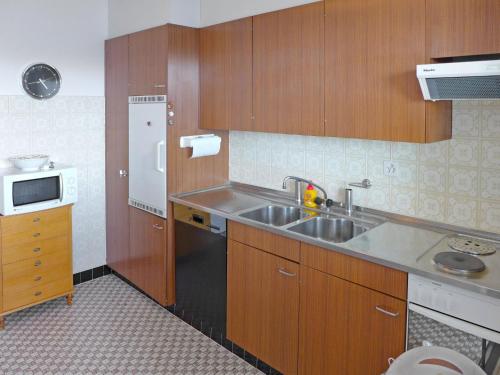Dapur atau dapur kecil di Apartment Clairière des Barzettes B14 by Interhome