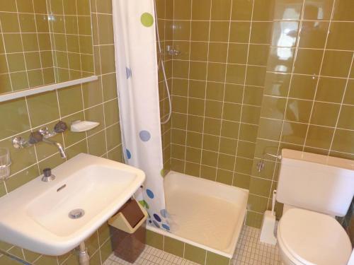 Bilik mandi di Apartment Clairière des Barzettes B14 by Interhome