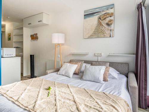 une chambre avec un grand lit avec des draps blancs dans l'établissement Studio Maison Port En Dro-3 by Interhome, à Carnac