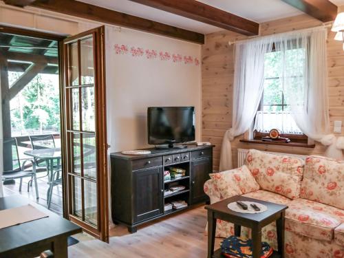 TV a/nebo společenská místnost v ubytování Holiday Home Zatylówka Dom na Wyspie by Interhome