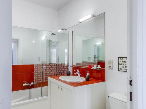 une salle de bain avec un lavabo, une douche et des toilettes dans l'établissement Apartment Basse Vallée by Interhome, à Dinard