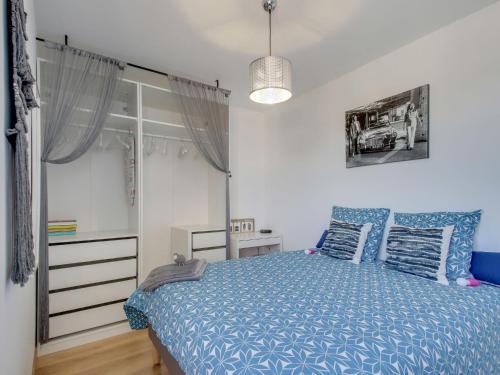 - une chambre avec un lit bleu dans l'établissement Apartment Basse Vallée by Interhome, à Dinard