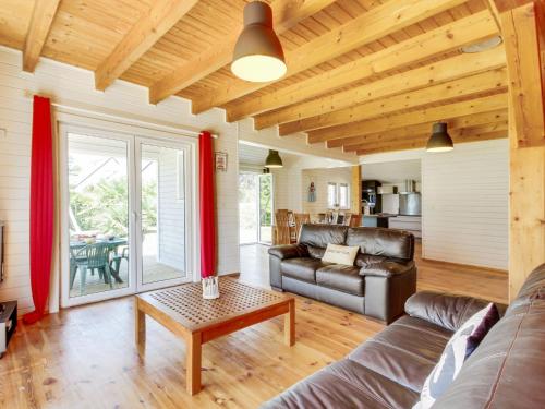 een woonkamer met een bank en een tafel bij Holiday Home Pen-Guen by Interhome in Dinard