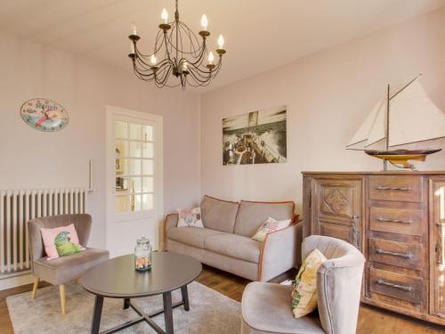 un salon avec un canapé et une table dans l'établissement Holiday Home Le Petit Biyou by Interhome, à Dinard