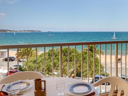 una mesa en un balcón con vistas a la playa en Studio Le Capitole-13 by Interhome, en Fréjus