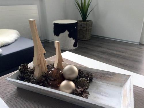 ein Tablett mit Eiern und Stöcken auf einem Tisch im Wohnzimmer in der Unterkunft Apartment Bergfreude Kuonen by Interhome in Saas-Grund