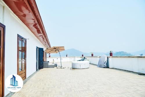 リンベにあるAtlantic View Apartmentsの建物の屋根からの眺め